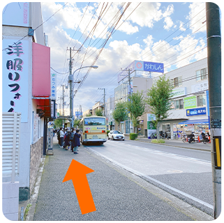 東戸塚駅・戸塚駅行き方面「弘明寺口バス停」の前が当院です。